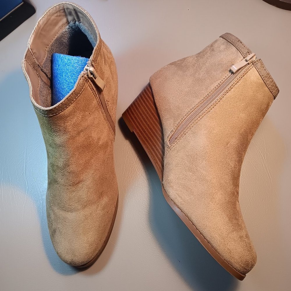 Journee Collection women's faux suede wedge heel zipper ankle booties sz 12